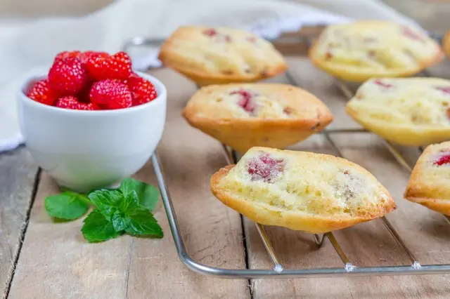chocolate chip cookies on a plate - Can cookies cool on a plate