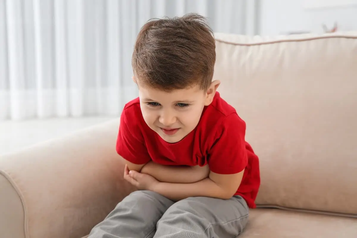 al niño le.dulee la.barria porque comio chocolate - Cómo calmar el dolor de barriga en niños