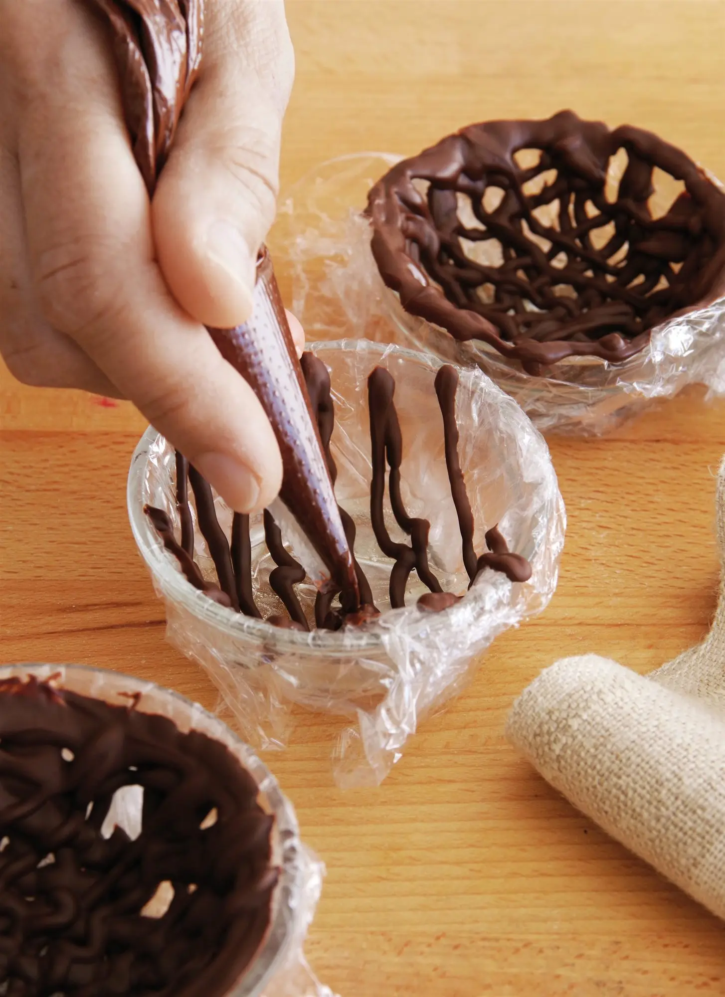 como hacer lineas de chocolate - Cómo cortar chocolate en formas