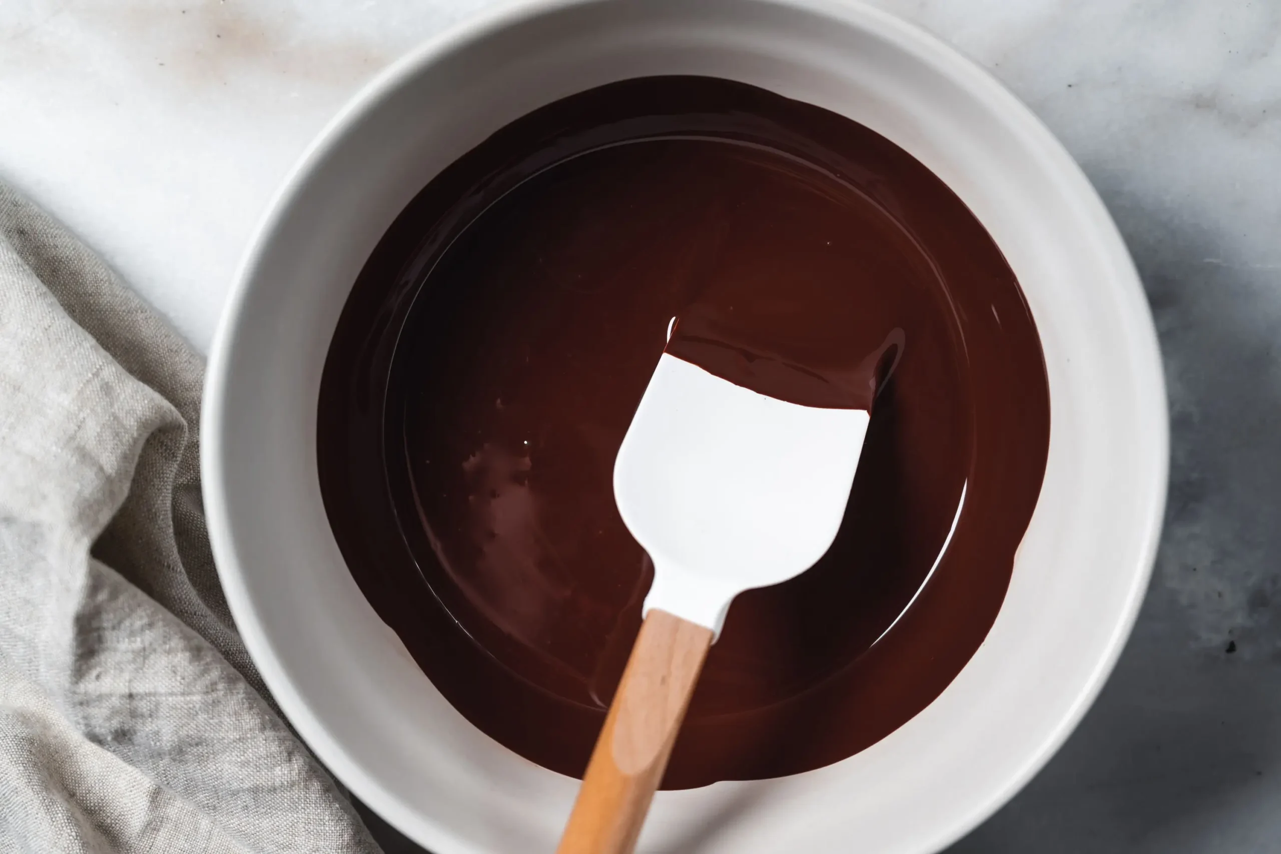 melting chocolate - Cómo derretir chocolate para cubrir un pastel