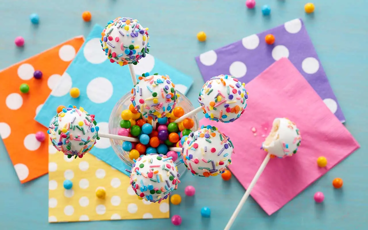 paletas de bizcocho con chocolate - Cómo hacer cake pops con antelación