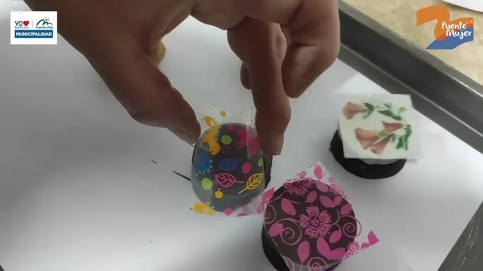 como pegar lamina comestible en chocolate - Cómo pegar oblea comestible en fondant