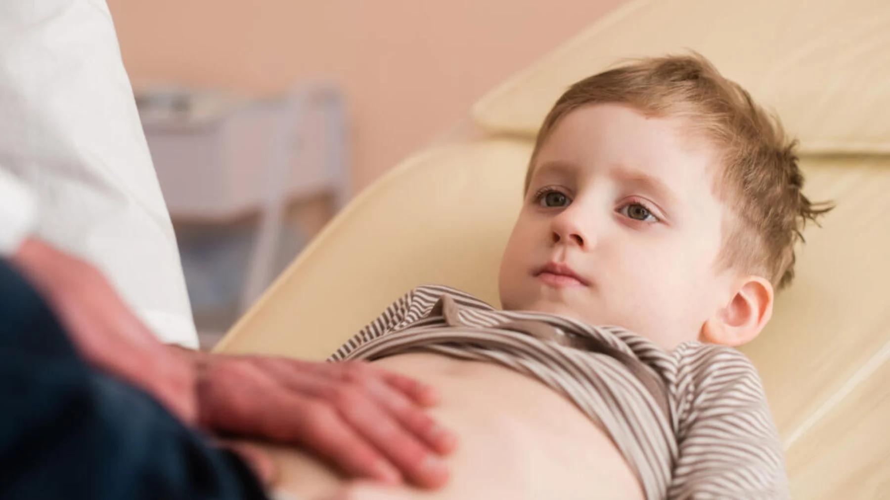 al niño le.dulee la.barria porque comio chocolate - Cómo quitar el dolor de barriga por dulces