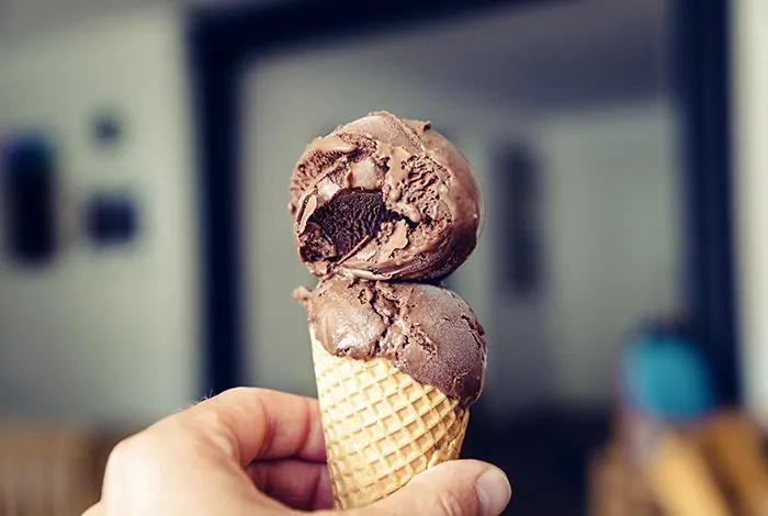 como sacar mancha de helado de chocolate de la ropa - Cómo sacar una mancha de helado de la ropa