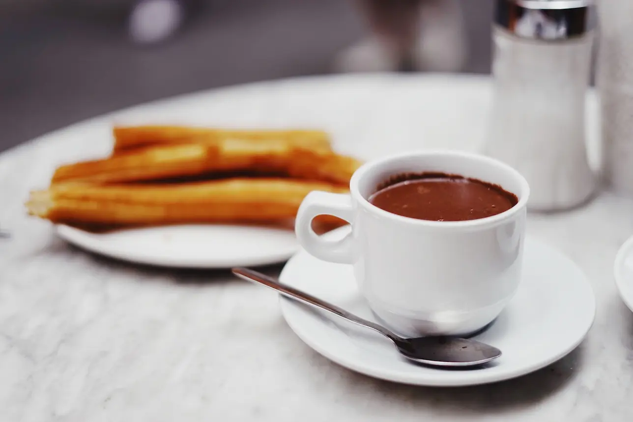 churros con chocolate madrid - Cómo se comen los churros en España