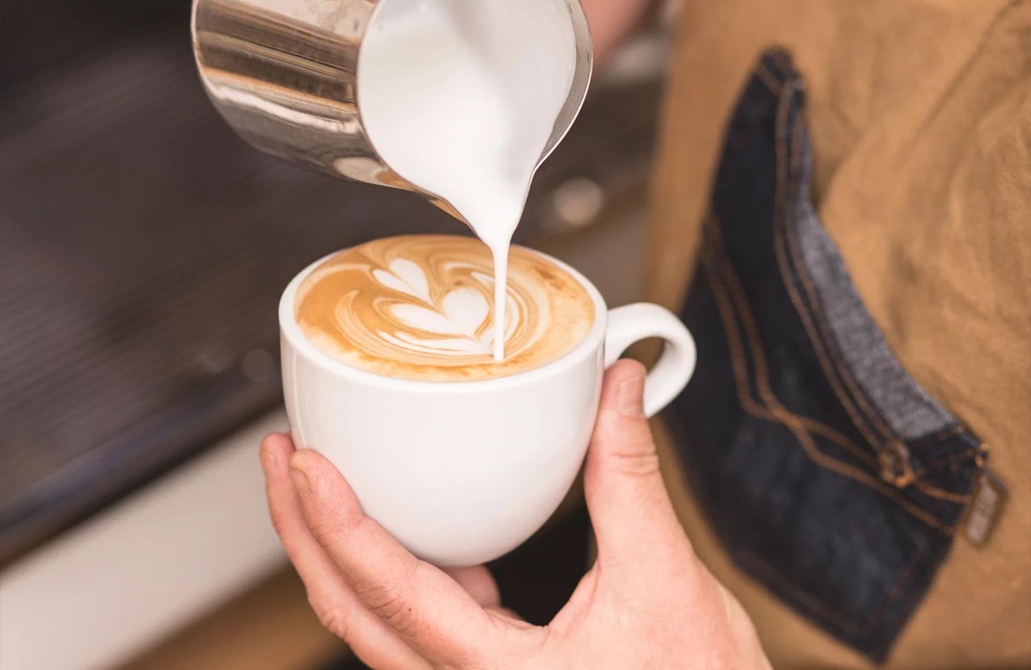 latte art con chocolate - Cómo se les llama a los que hacen arte latte