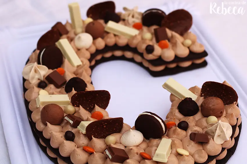 pastel de letras de chocolate - Cómo se llama lo que le echan al pastel para decorar