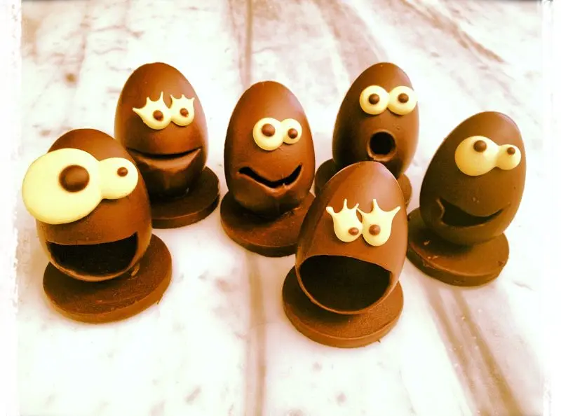 comiendo huevos de chocolate - Cuándo se come huevo de Pascua en Argentina