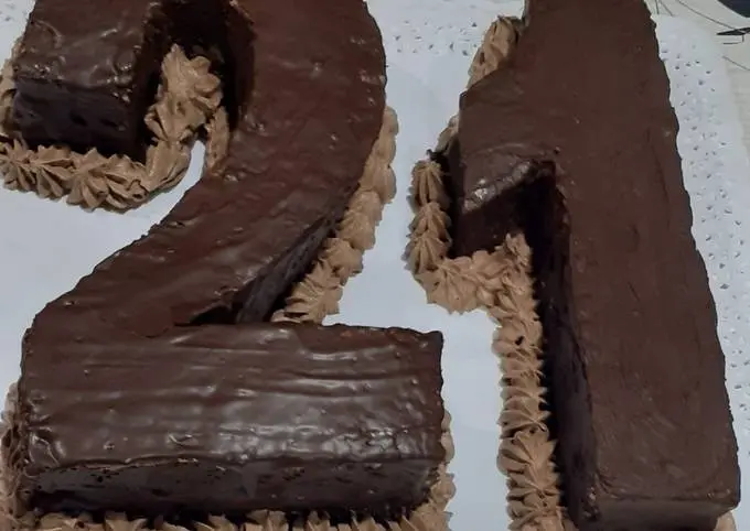 torta de numero 21 de chocolate - Cuántas porciones salen de una torta de 20 cm de diámetro