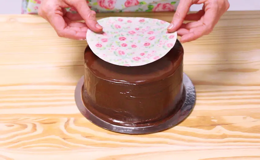 como pegar lamina comestible en chocolate - Cuánto dura la lámina comestible puesta en la torta