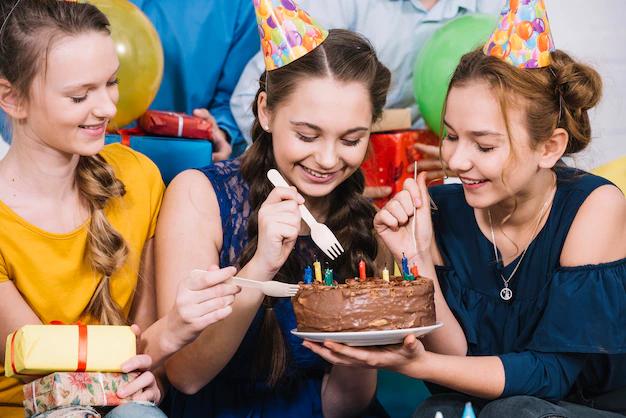 tres amigas repartieron una torta de chocolate - Cuánto es la tercera parte de una torta