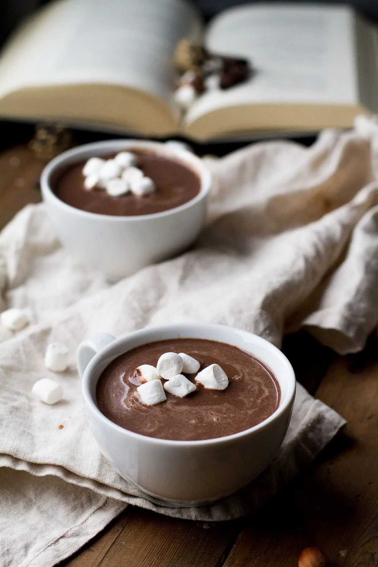 El Chocolate Caliente: Un Placer Invernal - El chocolate caliente es bueno para el clima frío winter and hot chocolate - El chocolate caliente es bueno para el clima frío