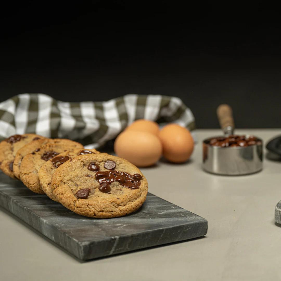 chocolate chip cookies with cornstarch - How do bakeries keep their cookies soft