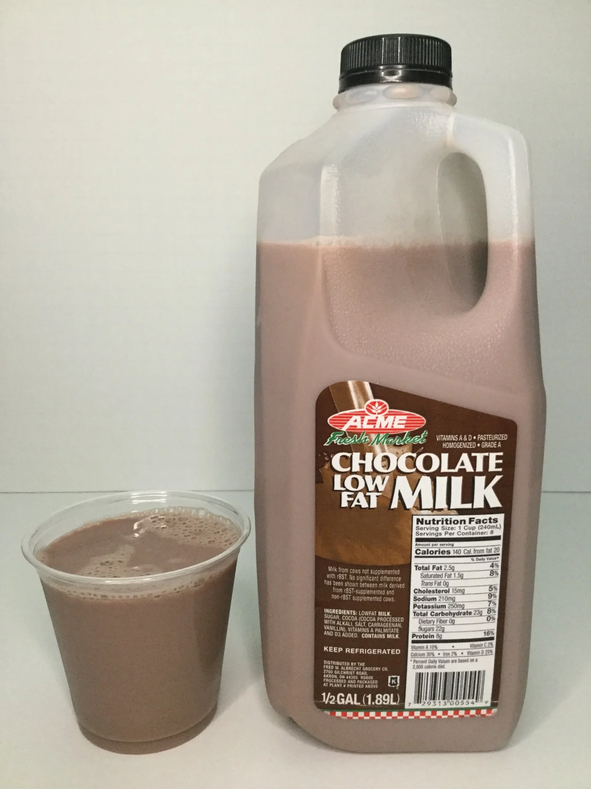 how many calories in a cup of chocolate milk - How many calories in a 8 oz glass of chocolate milk