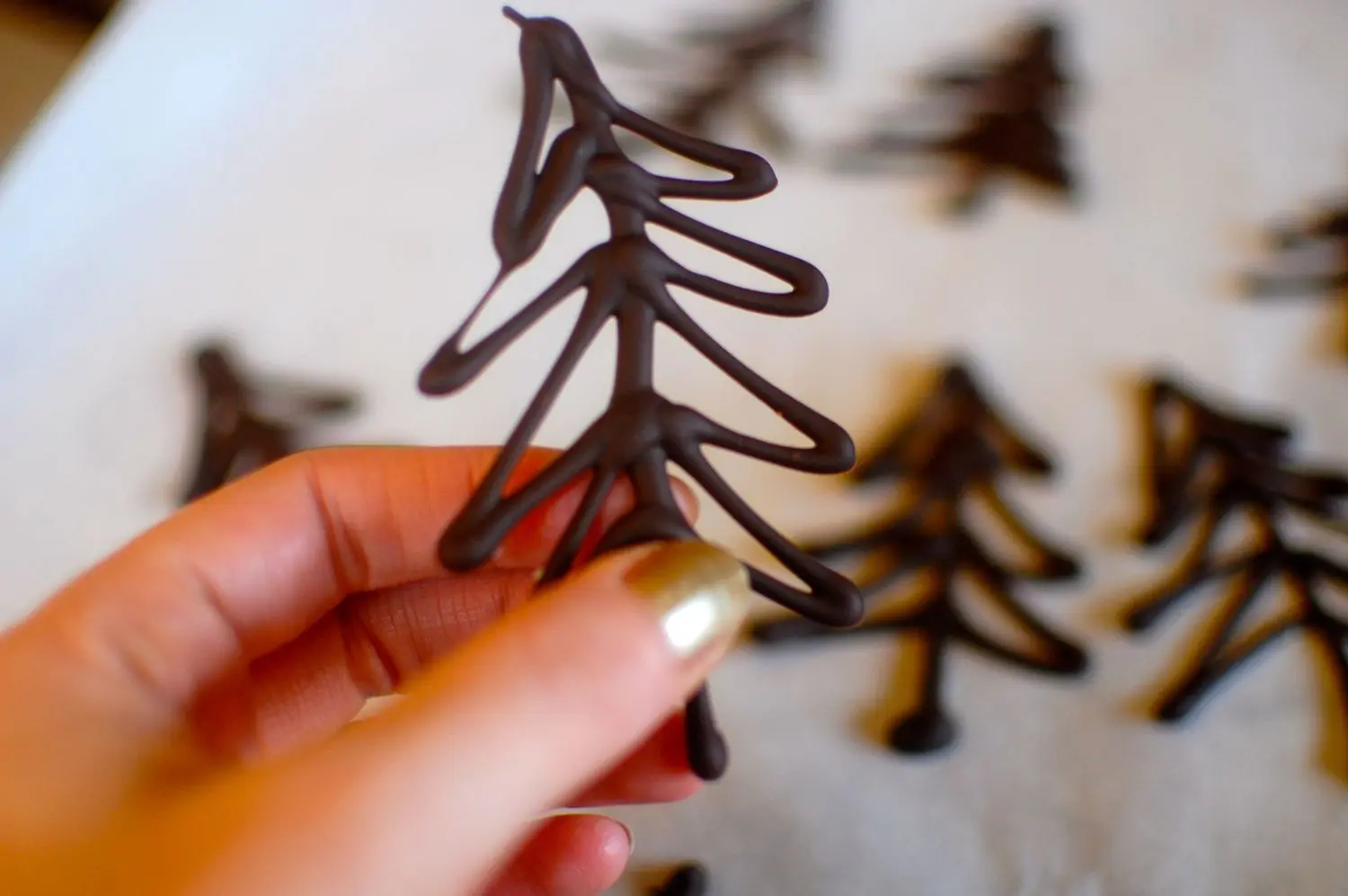 chocolate christmas tree - How to pipe chocolate trees