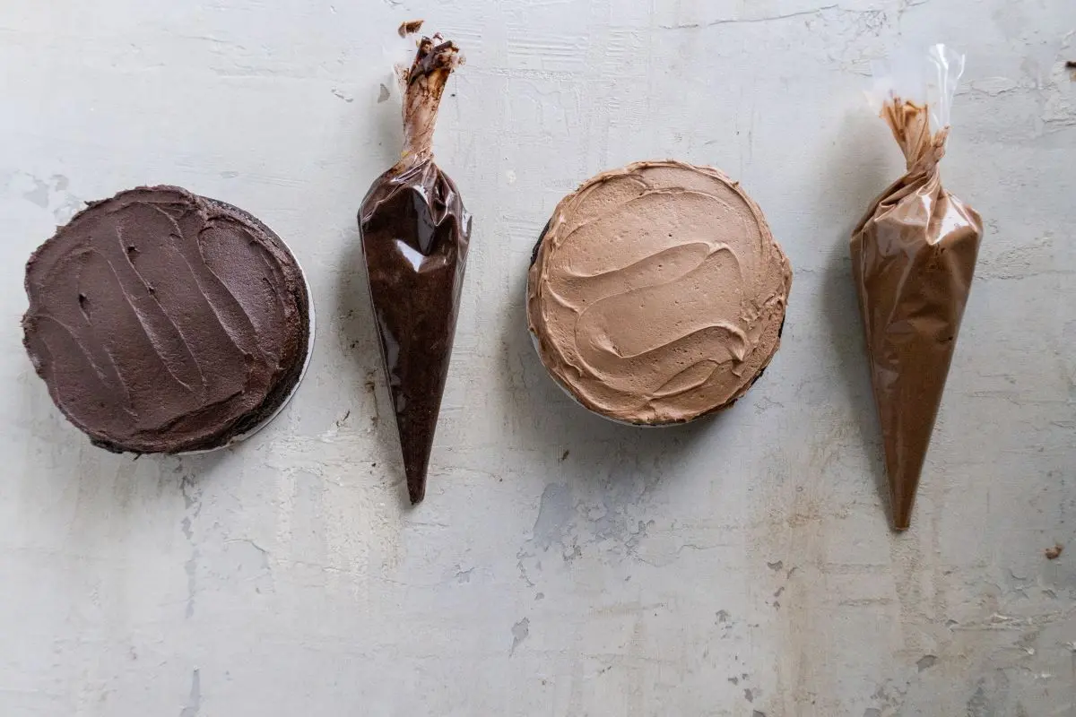 chocolate buttercream filling - Is chocolate or cocoa powder better for buttercream