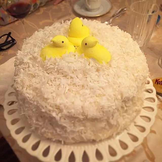 El Pastel de Coco y Chocolate Blanco de Tom Cruise: Una Tradición Festiva de Hollywood - Is coconut cake popular white chocolate coconut cake - Is coconut cake popular