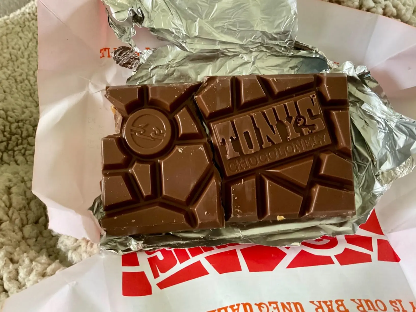 almond chocolate bar - La sal marina con almendras y chocolate negro de Tony es vegana