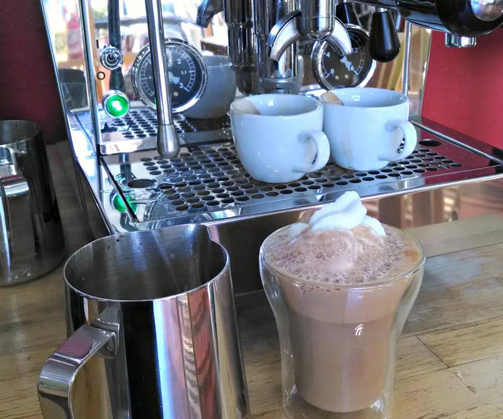 chocolate milk cappuccino - Se puede espumar leche con chocolate para el café