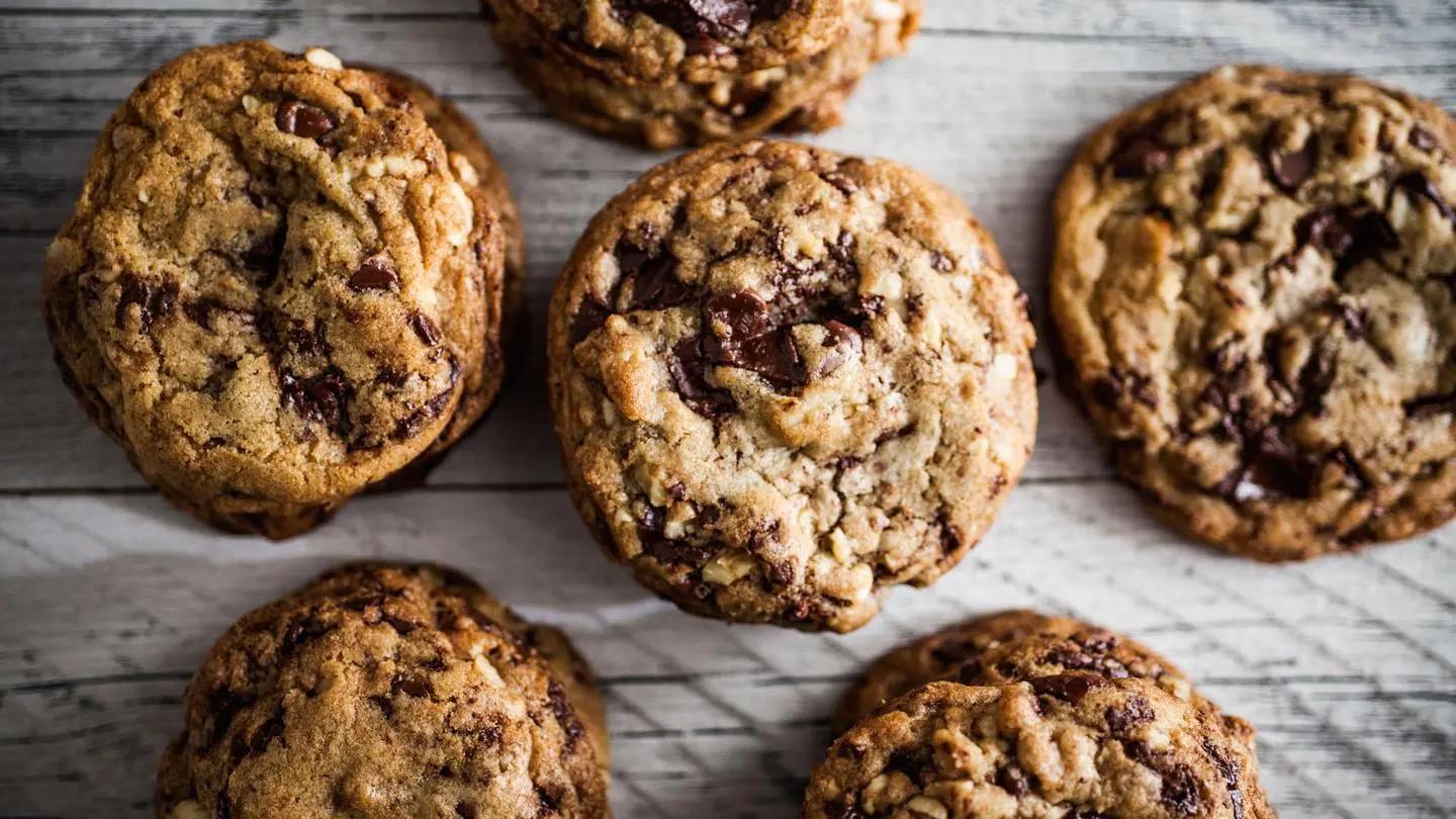 frosted chocolate chip cookies - What is the difference between a chocolate chip cookie and a sugar cookie