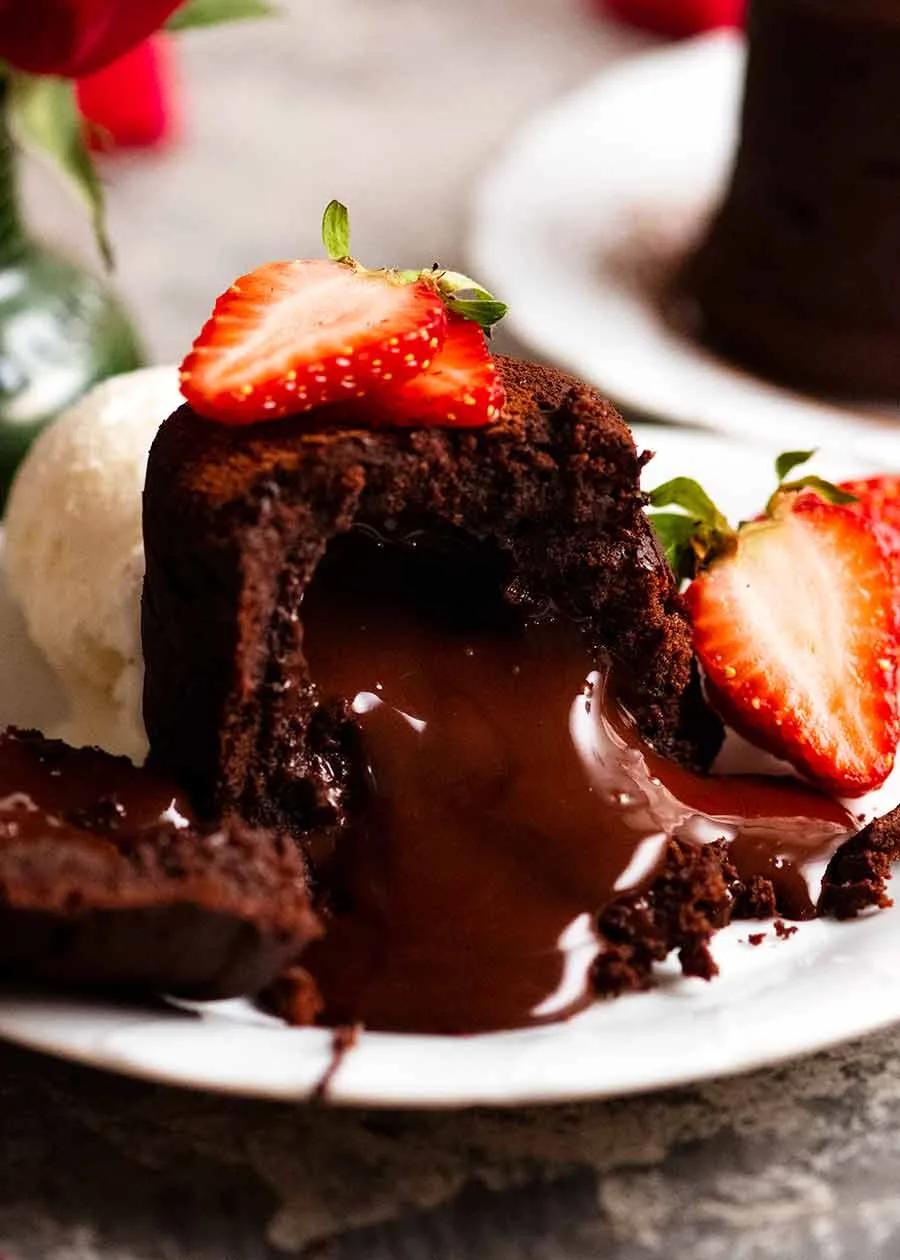 chocolate lava cake with vanilla ice cream - What is the difference between molten cake and lava cake