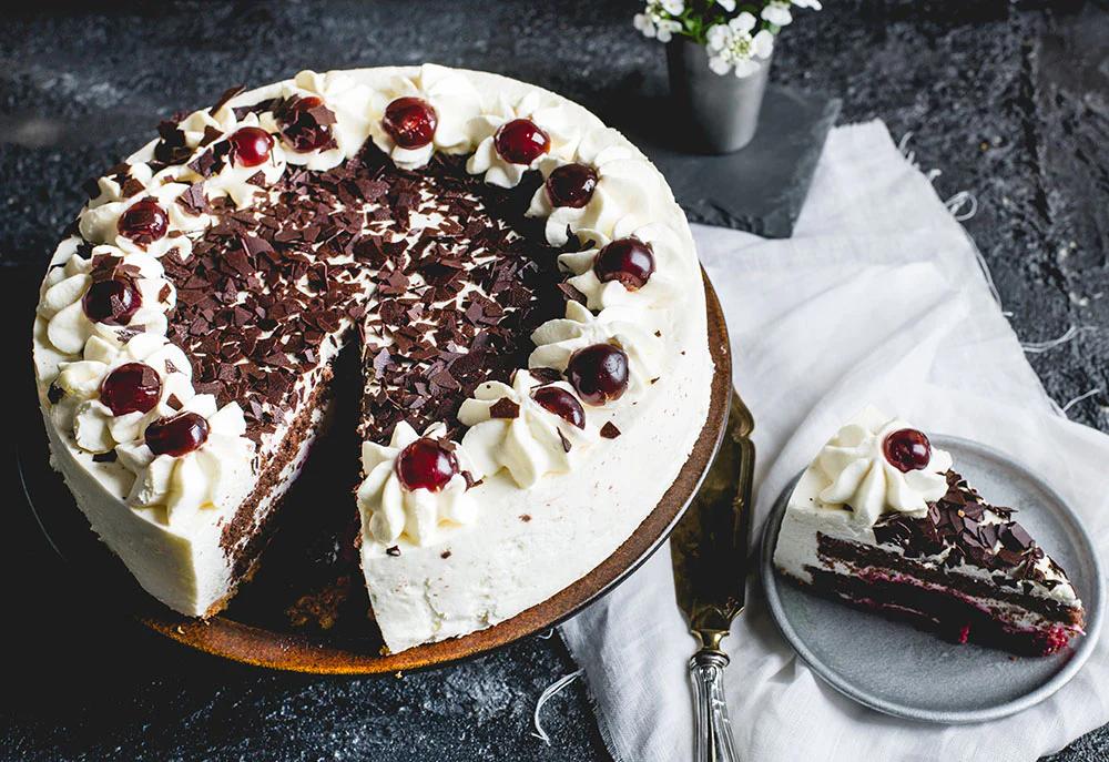 bear chocolate cake - What's the difference between Black Forest and chocolate cake