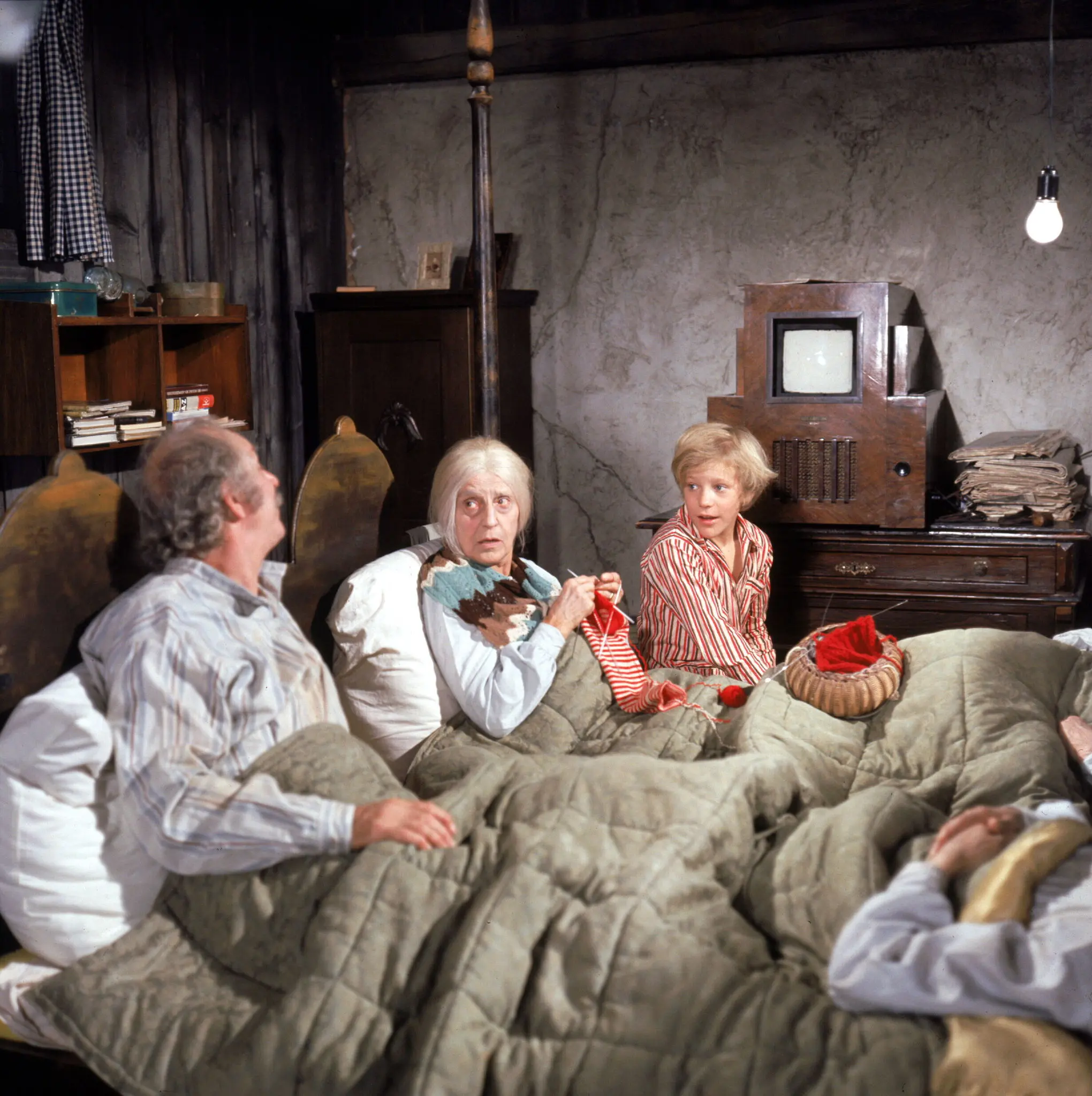 charlie chocolate factory grandparents bed - Why did the grandparents get out of bed in Charlie and the Great Glass Elevator